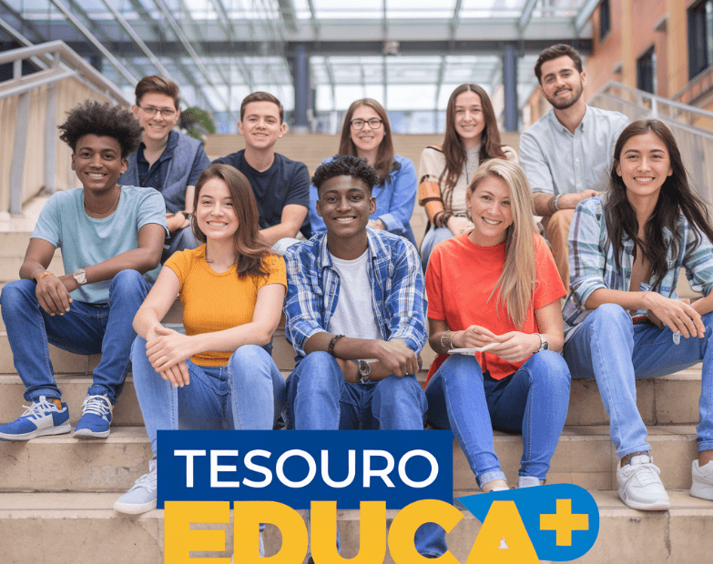 Alunos sentados na escada com a frase tesouro educa+ na parte de baixo da imagem